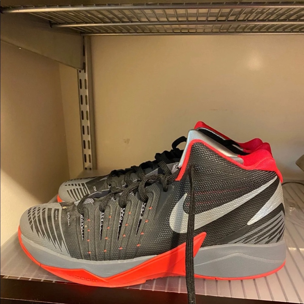NIKE BASKETBALL SHOES